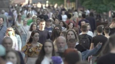 Birçok insan metropol caddesi boyunca yürür.