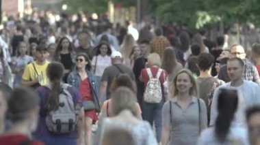 Birçok insan metropol caddesi boyunca yürür.