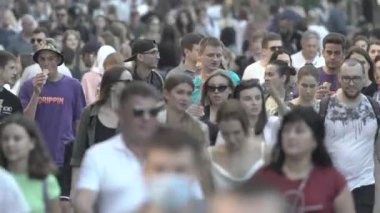 Birçok insan metropol caddesi boyunca yürür.