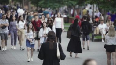Birçok insan metropol caddesi boyunca yürür.