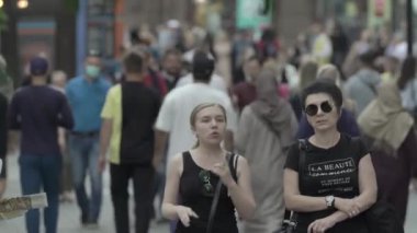 Birçok insan metropol caddesi boyunca yürür.