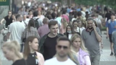 Birçok insan metropol caddesi boyunca yürür.