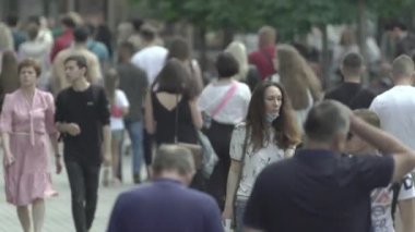 Birçok insan metropol caddesi boyunca yürür.