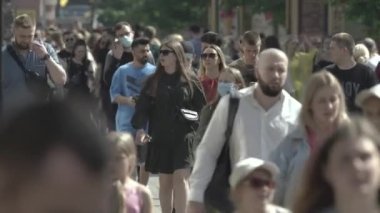 Birçok insan metropol caddesi boyunca yürür.