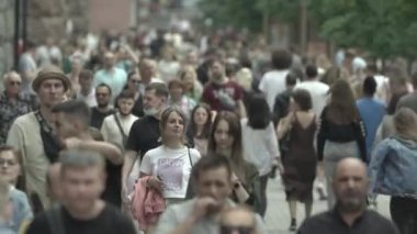 Birçok insan metropol caddesi boyunca yürür.