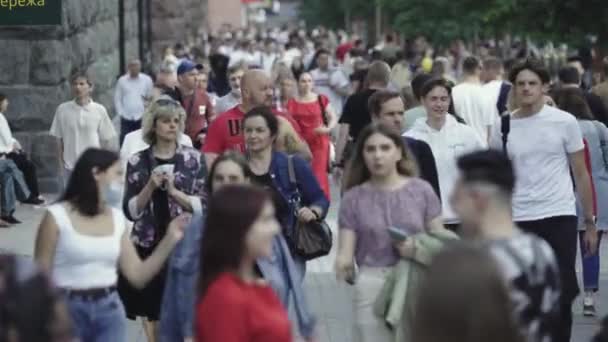 Birçok insan metropol caddesi boyunca yürür. — Stok video