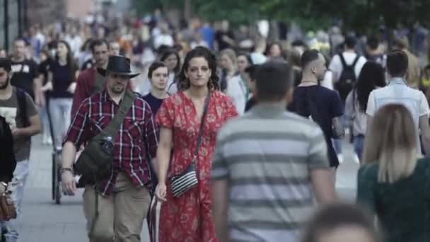 Många människor går längs gatan i metropolen — Stockvideo