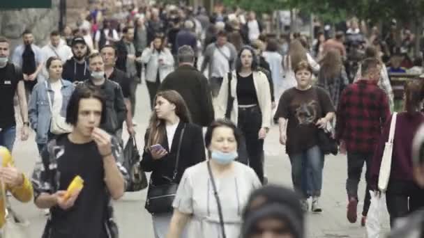 Birçok insan metropol caddesi boyunca yürür. — Stok video