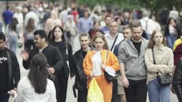 Veel mensen lopen langs de straat van de metropool — Stockvideo