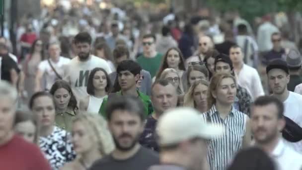 Molte persone camminano lungo la strada della metropoli — Video Stock