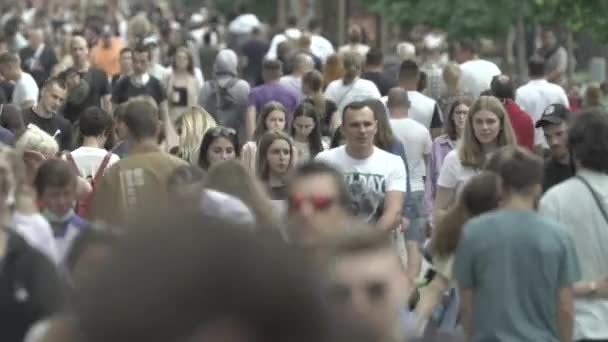 Veel mensen lopen langs de straat van de metropool — Stockvideo