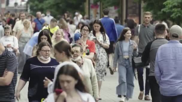 Mnoho lidí chodí po ulici v metropoli — Stock video