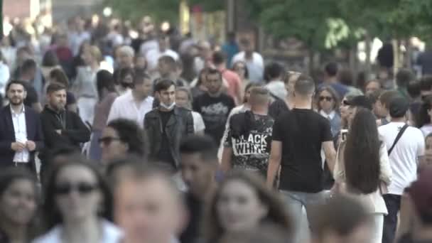 Veel mensen lopen langs de straat van de metropool — Stockvideo