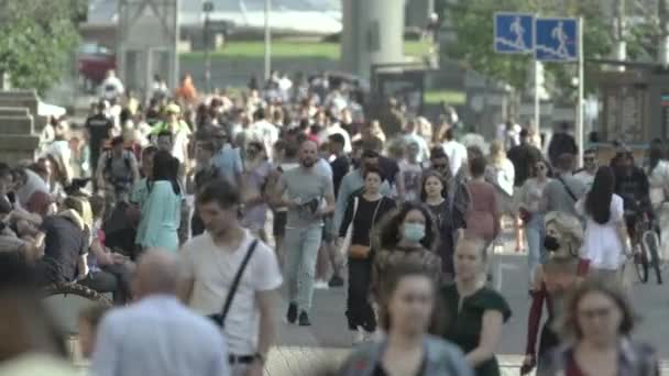 Багато людей ідуть вулицею метрополіса. — стокове відео