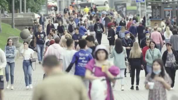 Veel mensen lopen langs de straat van de metropool — Stockvideo