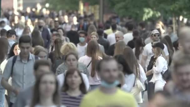 Veel mensen lopen langs de straat van de metropool — Stockvideo