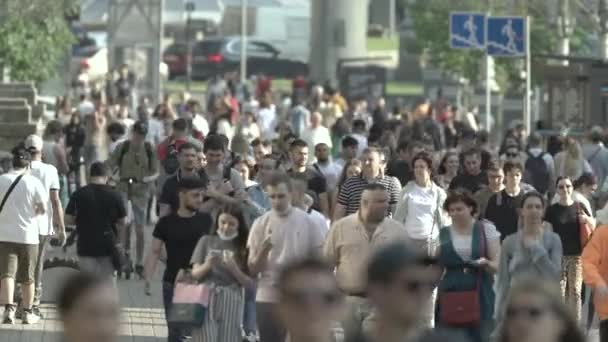 Wiele osób idzie ulicą metropolii — Wideo stockowe
