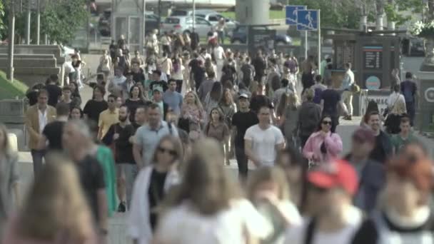 Muitas pessoas caminham pela rua da metrópole — Vídeo de Stock