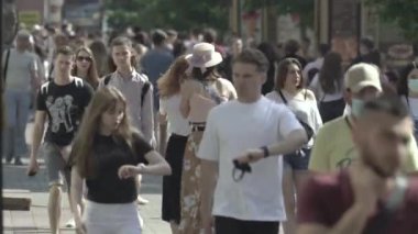 Birçok insan metropol caddesi boyunca yürür.