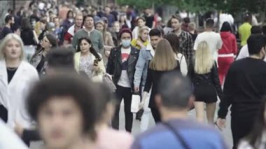 Birçok insan metropol caddesi boyunca yürür.