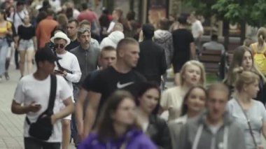 Birçok insan metropol caddesi boyunca yürür.