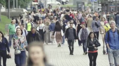 Birçok insan metropol caddesi boyunca yürür.