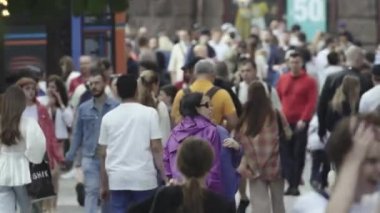Birçok insan metropol caddesi boyunca yürür.