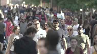 Birçok insan metropol caddesi boyunca yürür.