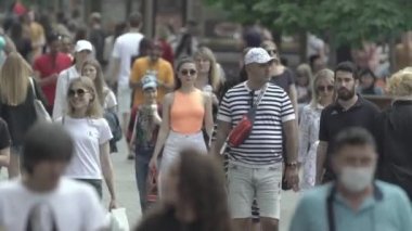 Birçok insan metropol caddesi boyunca yürür.