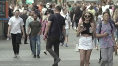 Birçok insan metropol caddesi boyunca yürür.