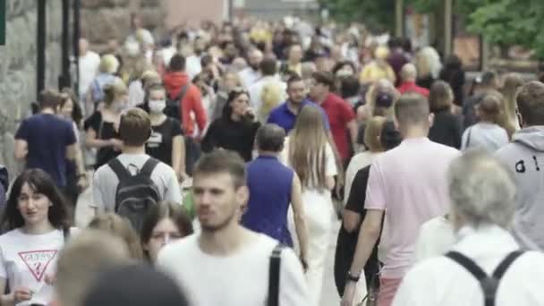 Mucha gente camina por la calle de la metrópoli — Vídeo de stock