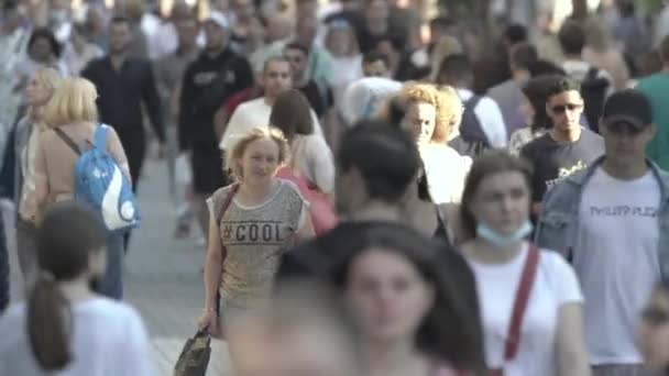 Banyak orang berjalan di sepanjang jalan metropolis — Stok Video