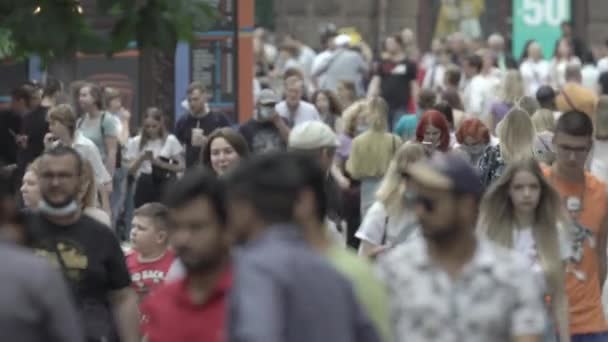 Muitas pessoas caminham pela rua da metrópole — Vídeo de Stock
