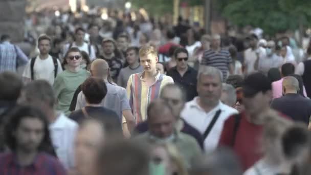 Beaucoup de gens marchent le long de la rue de la métropole — Video
