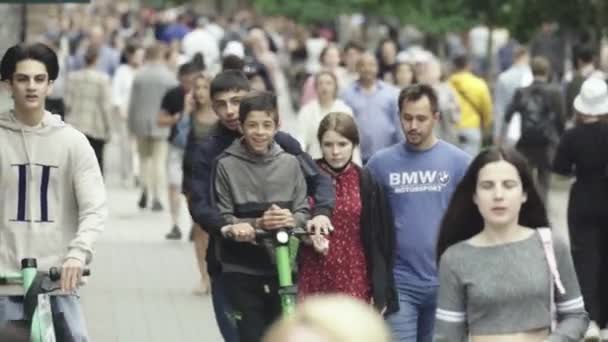 Veel mensen lopen langs de straat van de metropool — Stockvideo