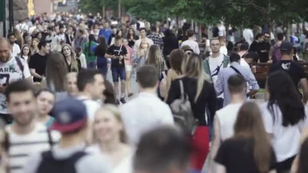 许多人沿着大都市的街道走着 — 图库视频影像