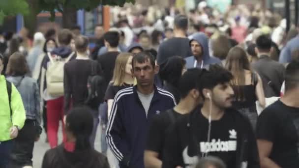 Veel mensen lopen langs de straat van de metropool — Stockvideo