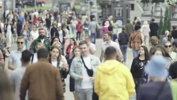 Veel mensen lopen langs de straat van de metropool — Stockvideo