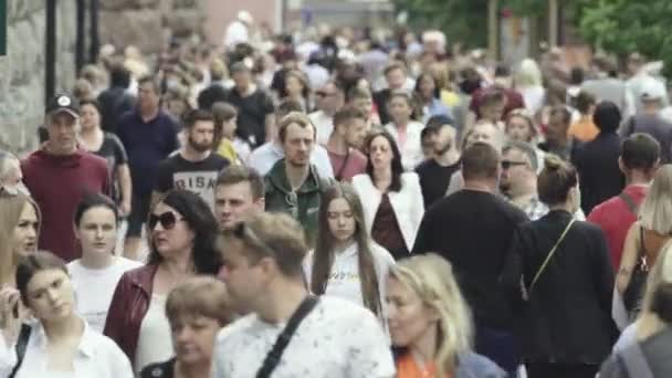 Muitas pessoas caminham pela rua da metrópole — Vídeo de Stock