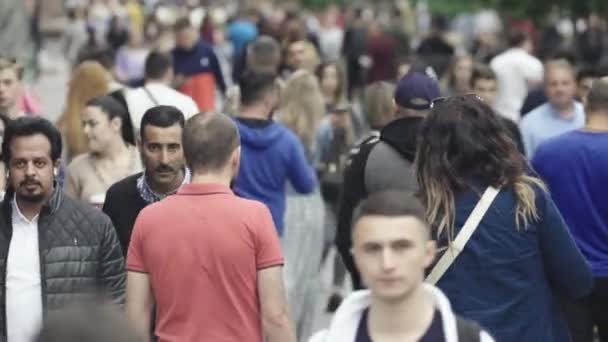 Veel mensen lopen langs de straat van de metropool — Stockvideo