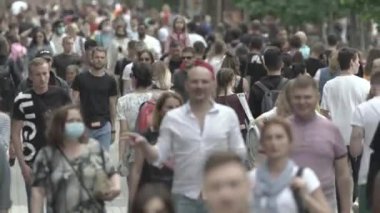 Birçok insan metropol caddesi boyunca yürür.