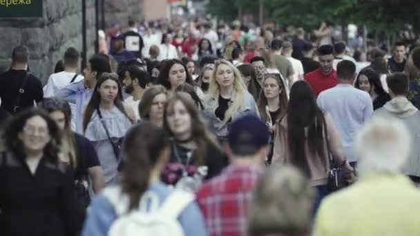 Mucha gente camina por la calle de la metrópoli — Vídeos de Stock