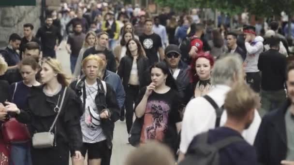 Mucha gente camina por la calle de la metrópoli — Vídeos de Stock