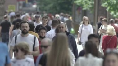Birçok insan metropol caddesi boyunca yürür.