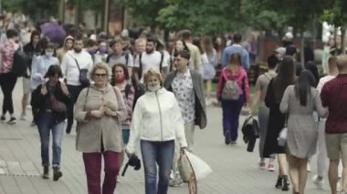 Birçok insan metropol caddesi boyunca yürür.