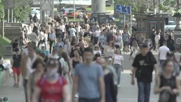 Mucha gente camina por la calle de la metrópoli — Vídeo de stock