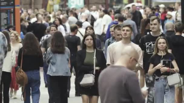 Birçok insan metropol caddesi boyunca yürür. — Stok video