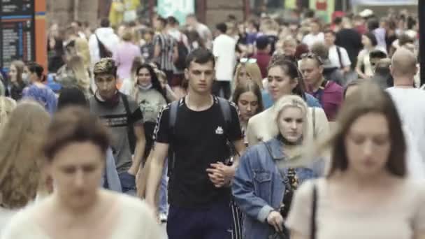 Birçok insan metropol caddesi boyunca yürür. — Stok video