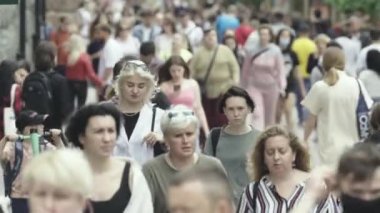 Birçok insan metropol caddesi boyunca yürür.