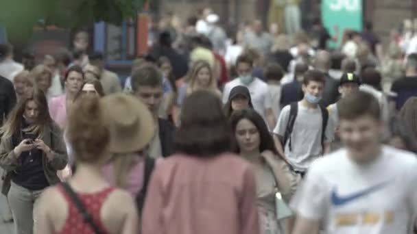 Birçok insan metropol caddesi boyunca yürür. — Stok video